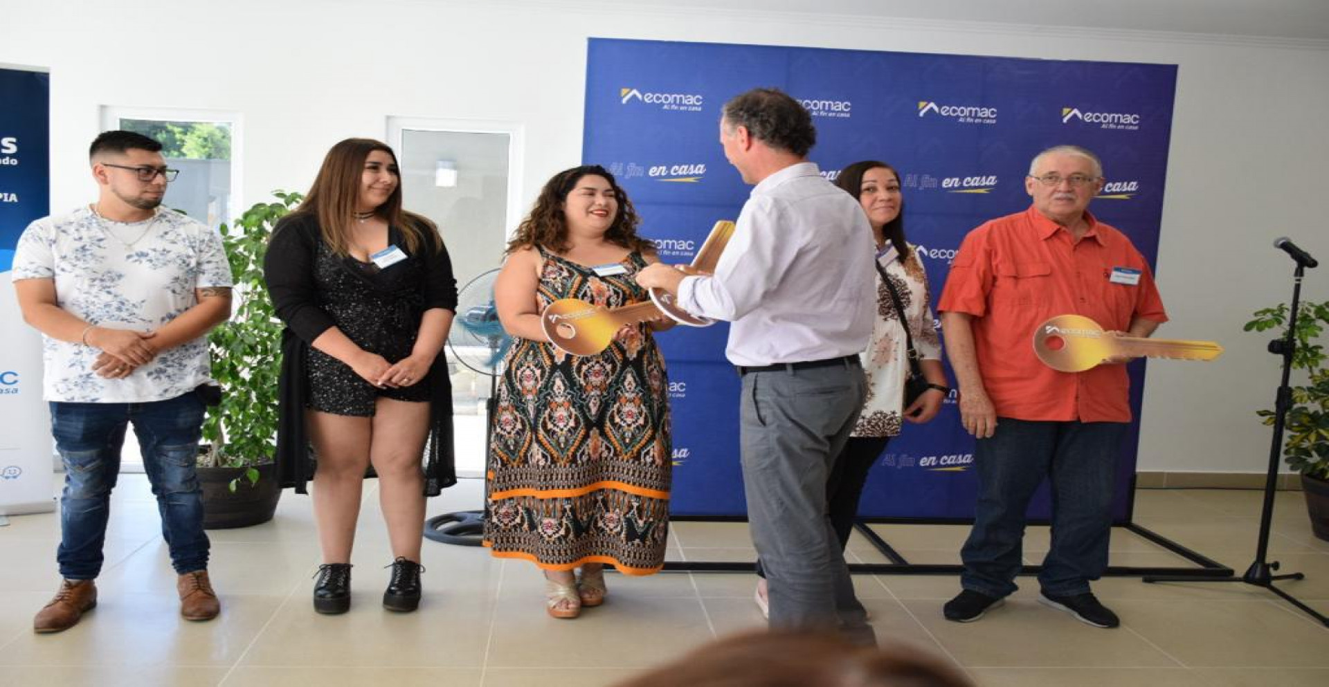 En una emotiva ceremonia Inmobiliaria ECOMAC entregó las llaves de sus  viviendas a 13 familias de La Serena - Semanario Tiempo